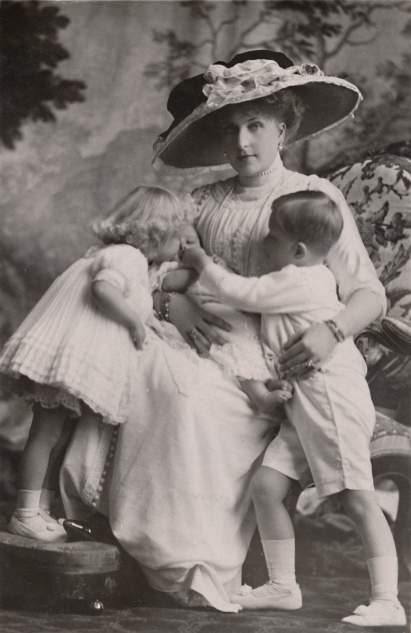Španělská královna Viktorie s princem Alfonsem, princeznou Marií Christinou a princeznou Beatrice, 1911. od Frank Arthur Swaine