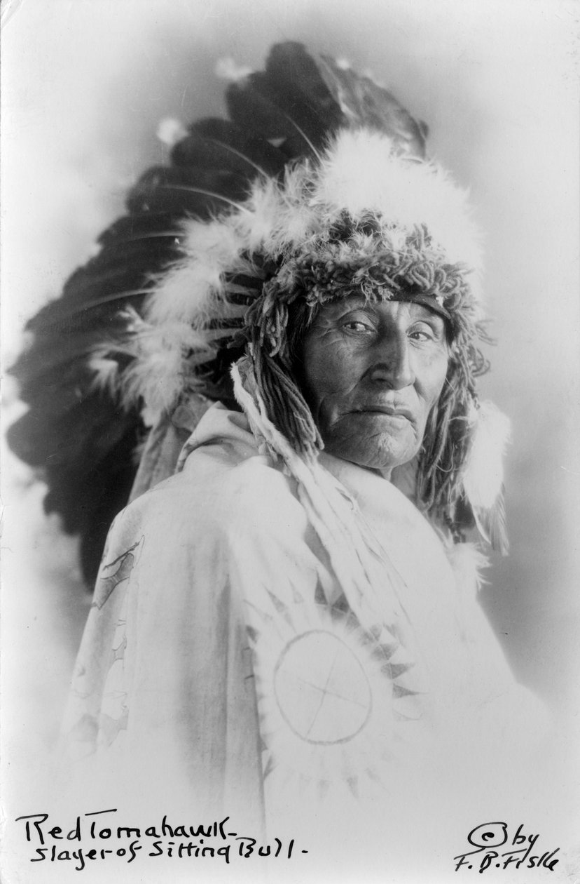 Red Tomahawk, zabiják Sedícího býka, kolem 1890-1910 (černobílá fotografie) od Frank Bennett Fiske