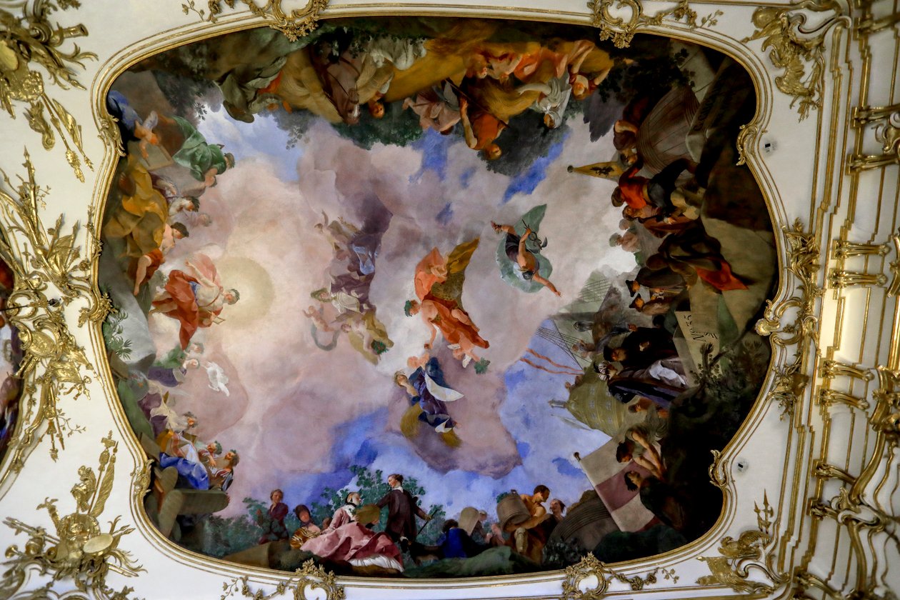 Stropní freska ve velké galerii zámku Schönbrunn zobrazující alegorii míru a prosperity, Vídeň, Rakousko, 2024 (foto) od Frank Buffetrille