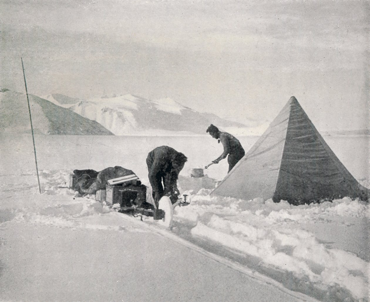 Těžké sáňkování v New Snow Off Point Zklamání, prosinec 1911, 1913 od Frank Debenham