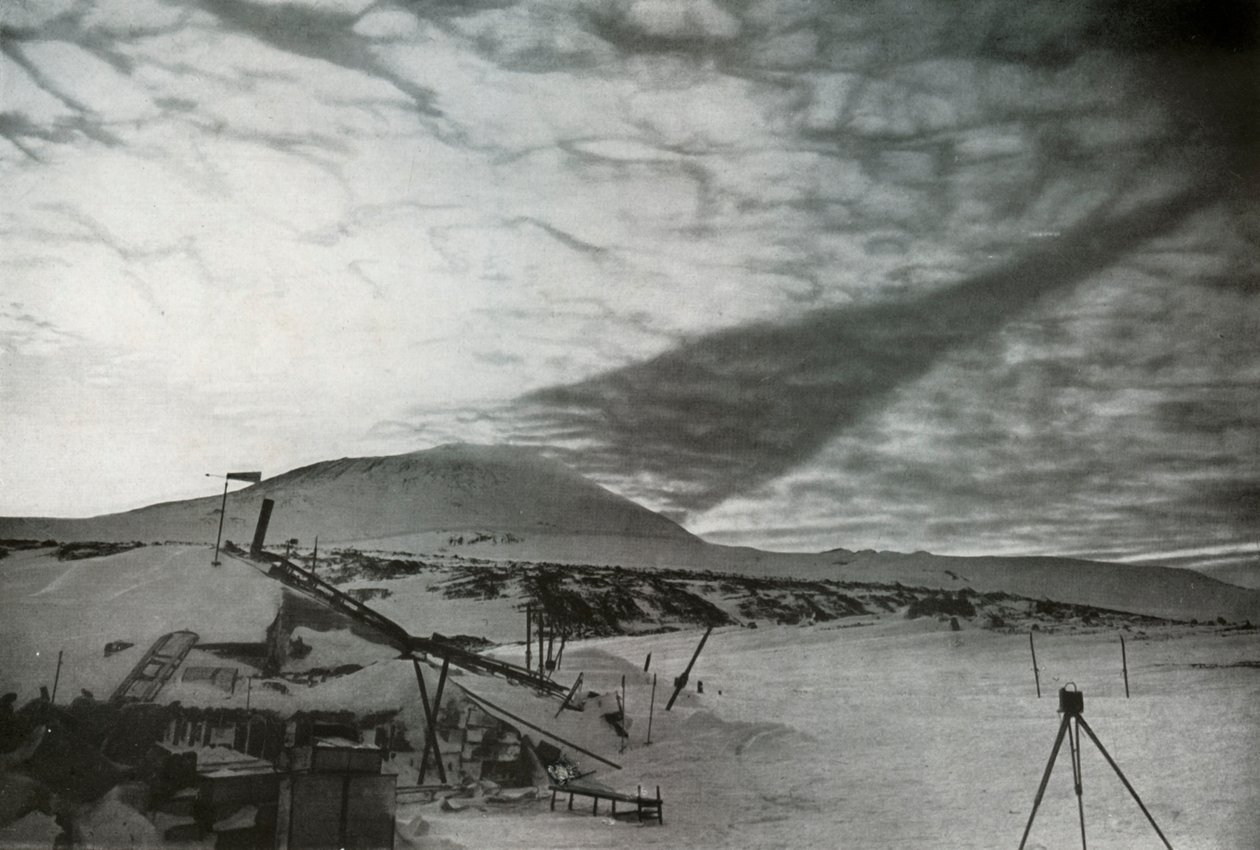 Stín hory Erebus na oblacích, září 1911, 1913 od Frank Debenham