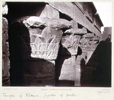Hlavní města Portico, Chrám Khnum, Esna (černobílá fotografie) od Frank Mason Good