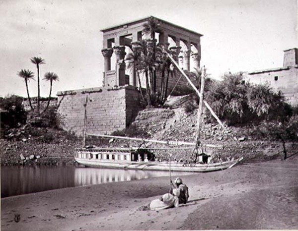 Trajanův chrám, pohled na jihozápad, Philae (černobílá fotografie) od Frank Mason Good
