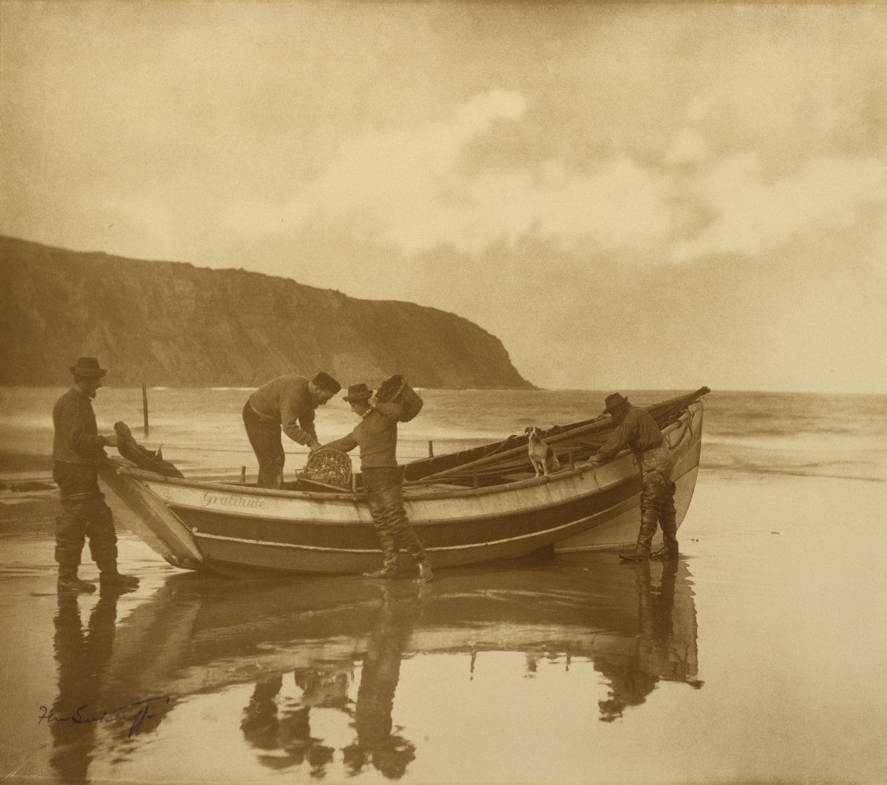 Beaching the Gratitude, cca 1890 (želatinový stříbrný potisk s tónováním) od Frank Meadow Sutcliffe