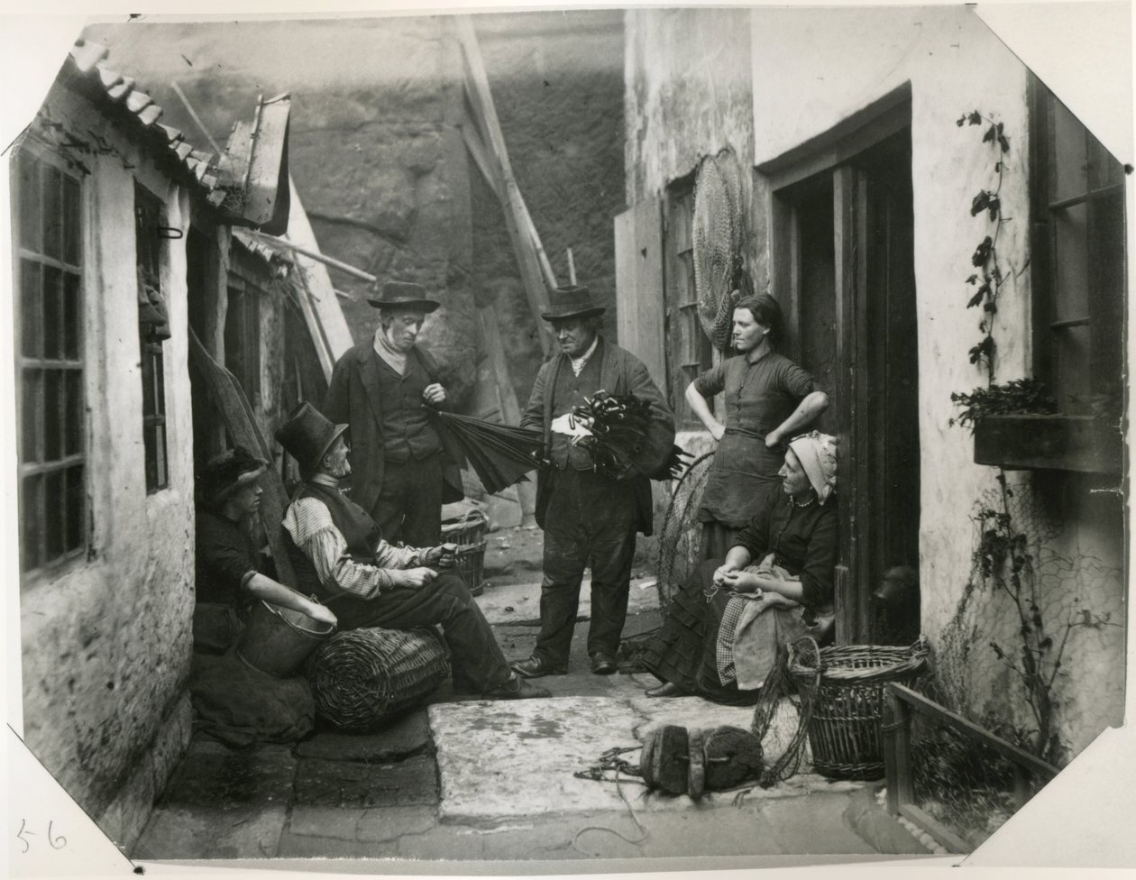 Whitby Fisher Folk, kolem roku 1885 (tisk alba) od Frank Meadow Sutcliffe