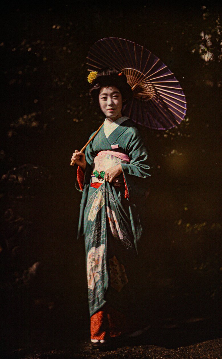 Japonka se slunečníkem a kimonem, raný barevný autochrom, cca 1916 (foto) od Franklin Price Knott