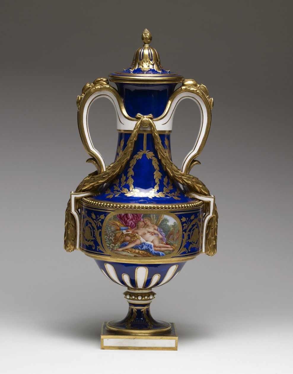 Váza (jemně pastovaný porcelán s barvou a zlacením) od François Boucher