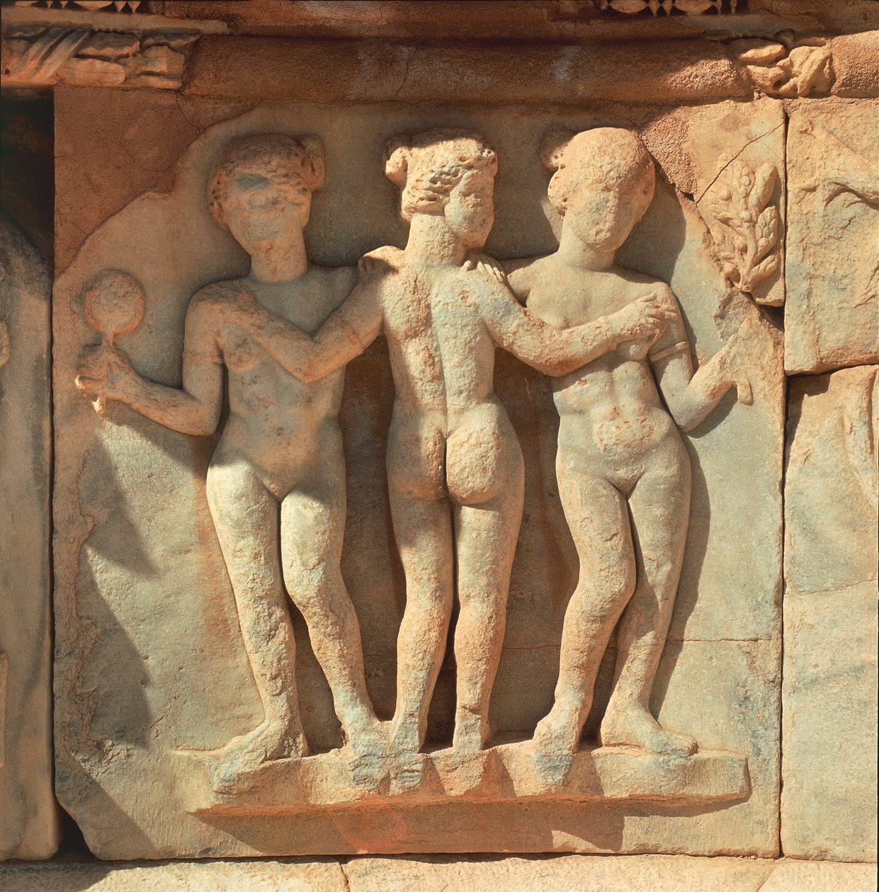 Libye, Historická Tripolitánie, Starověká Sabratha, Divadlo, Detail reliéfu od Painter Darius