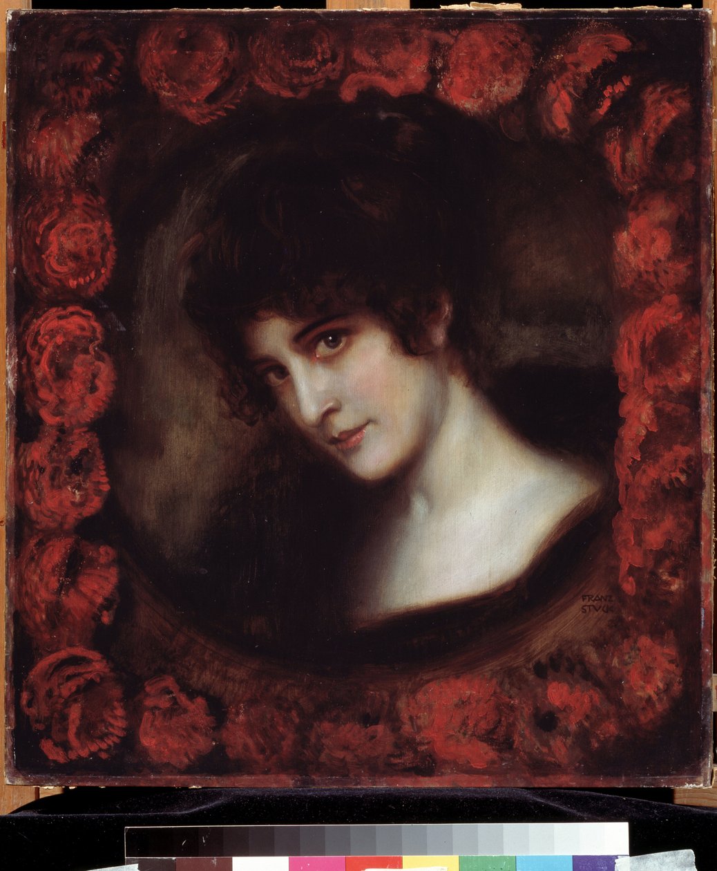 ""Portrait of a Woman"" (Portrait of a Woman) Mladá tmavovlasá žena s tváří orámovanou růžemi. Obraz Franze Rittera von Stuck (1863-1928) Puškinovo muzeum z počátku 20. století, Moskva od Franz von Stuck