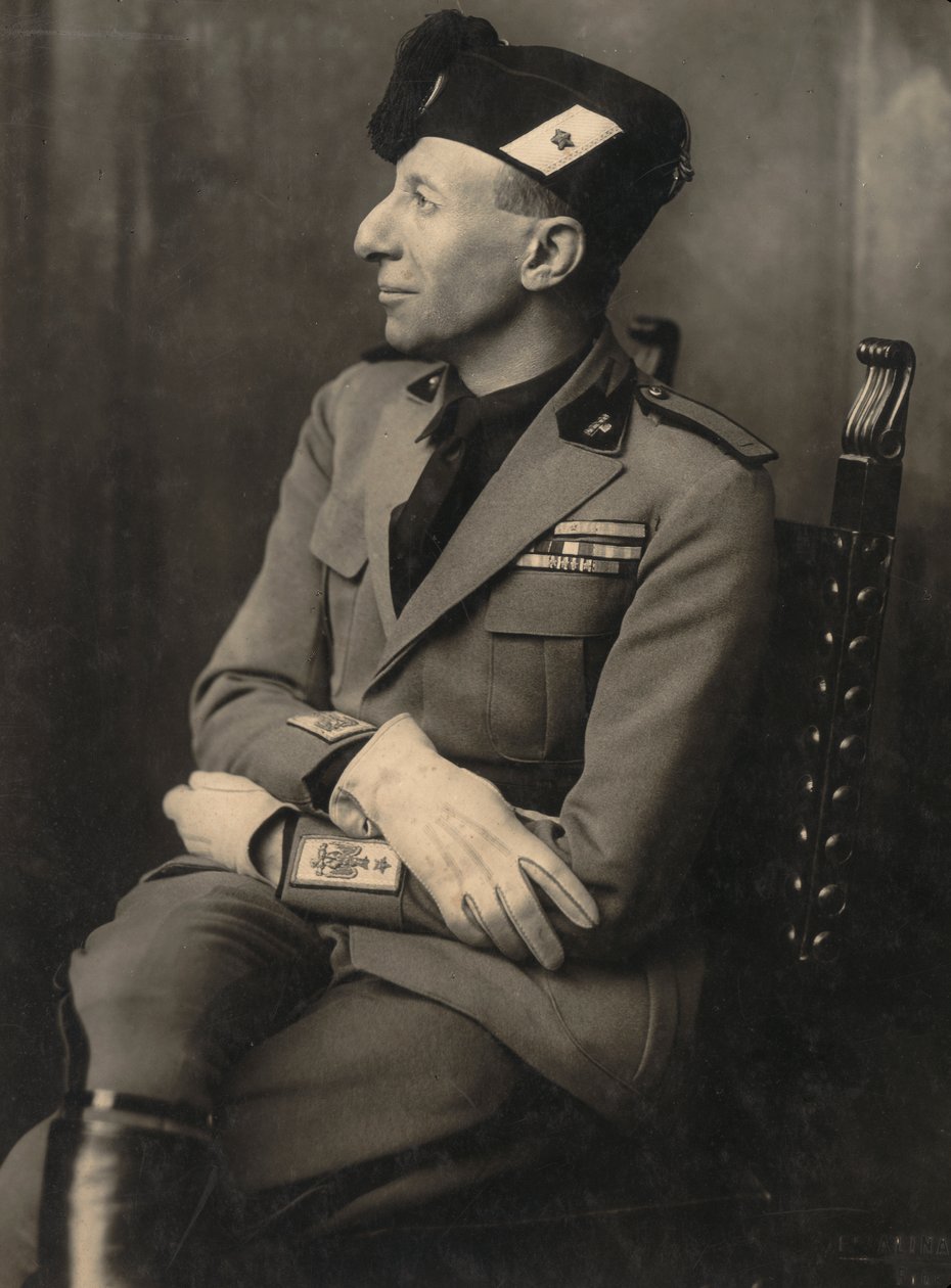Album MVSN- Blackshirts: Augusto Turati v uniformě Milice od Fratelli Alinari Fratelli Alinari