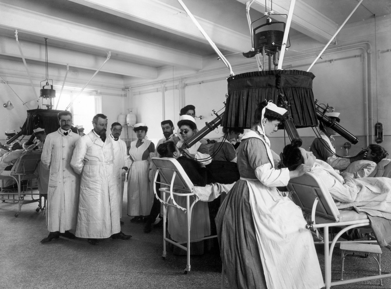 Pohled na místnost Pellizzariho institutu ve Florencii, která se používá pro fyzioradioterapeutickou terapii, 1905 (skleněná deska) od Fratelli Alinari Fratelli Alinari