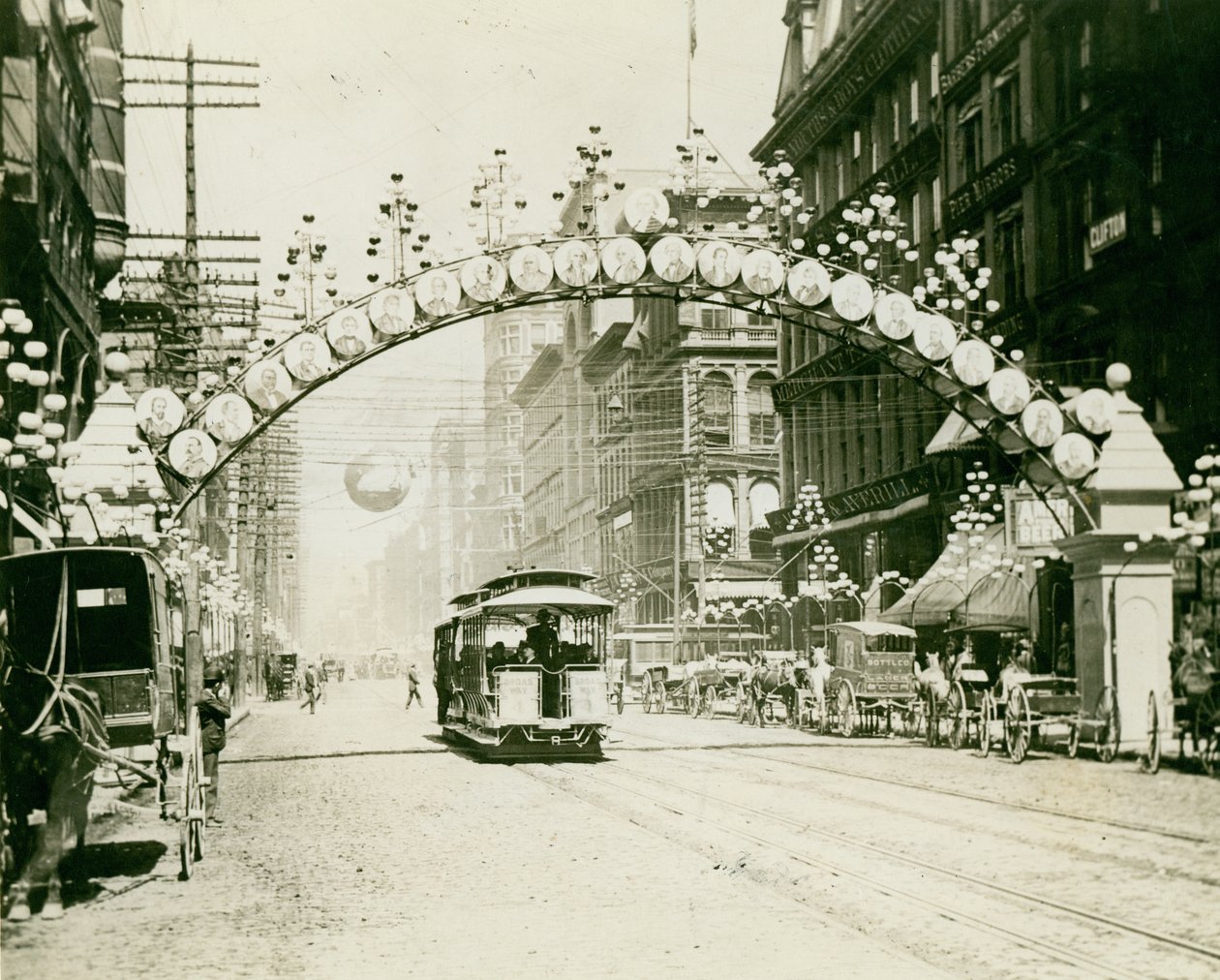 Broadway severně od Kaštanu zdobená pro 1892 Pádové slavnosti od Fred Nedderhut of the St. Louis Globe Democrat