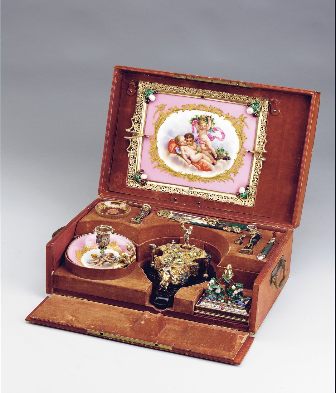 Napoleon III Case Necessarie de Bureau, kolem 1864-66 (smaltované stříbro, stříbrné zlacení, krvavý kámen, porcelán a polodrahokamy ve stylu Sevres) (viz také 1065856-9) od Frederic Jules and Wiese Jules  Rudolphi