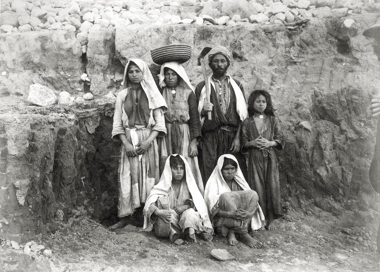 Skupina dělníků ve vykopávkách, Pobřežní pláně, Palestina, 1891-93 (černobílá fotografie) od Frederick J. Bliss