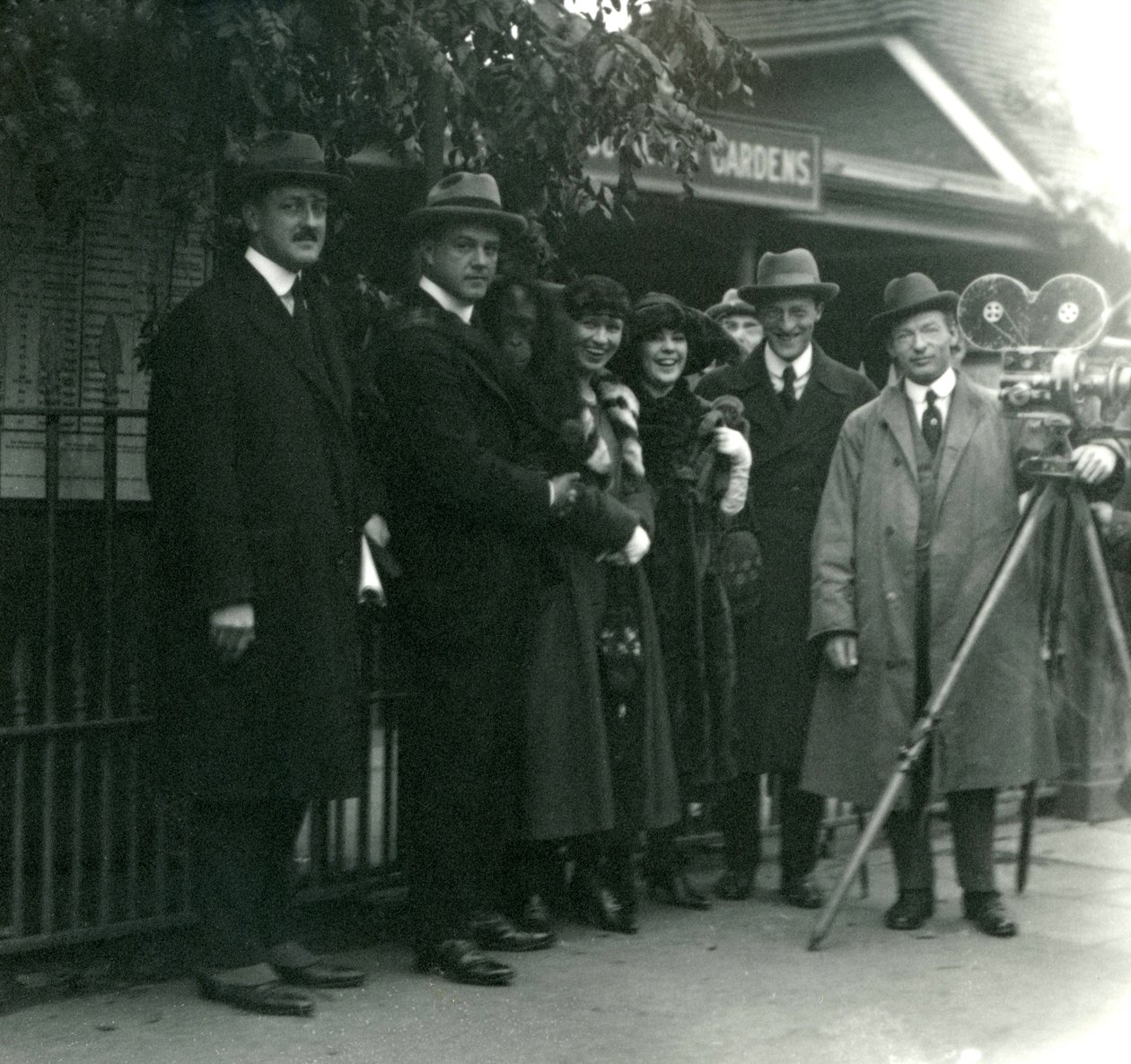 Párty pana a paní Martin Johnsonových v londýnské zoo, říjen 1920 od Frederick William Bond