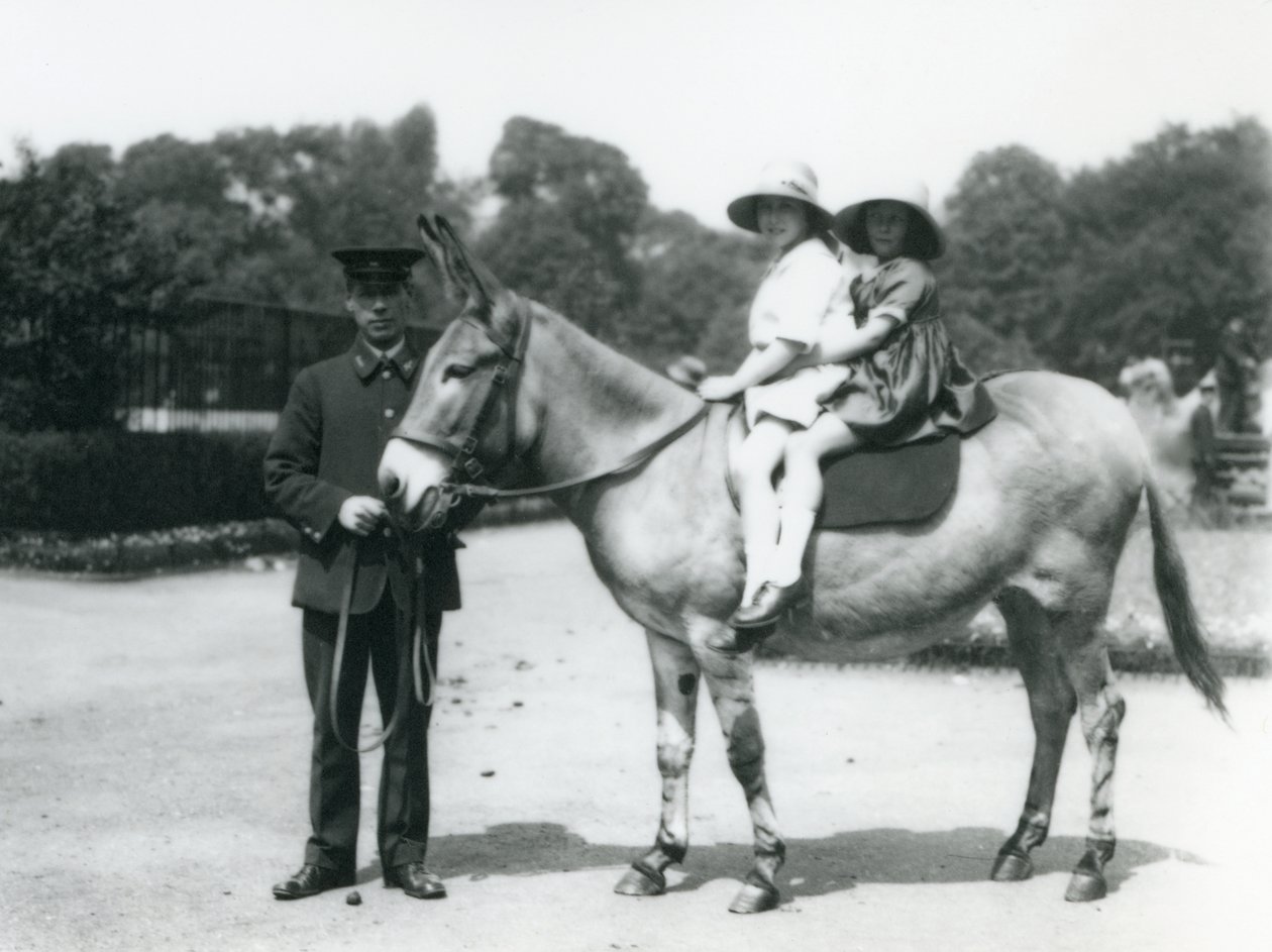 Dvě mladé dívky jedoucí na zadku, Londýnská zoo, srpen 1922 (černobílá fotografie) od Frederick William Bond