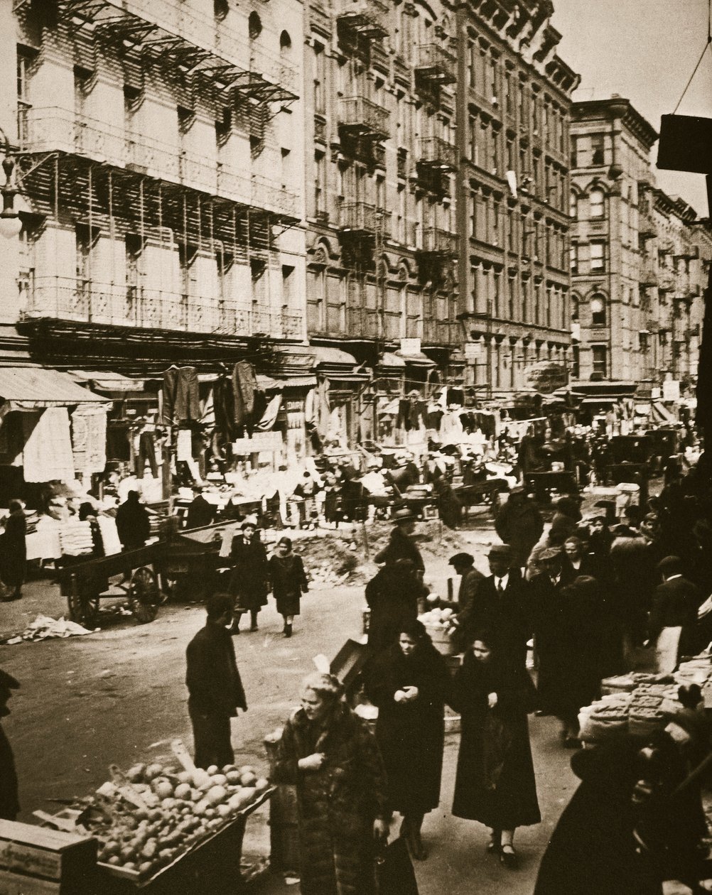 Pouliční trh na Orchard Street, Lower East Side, New York, USA, počátek 30. let 20. století od Frederick Bradley