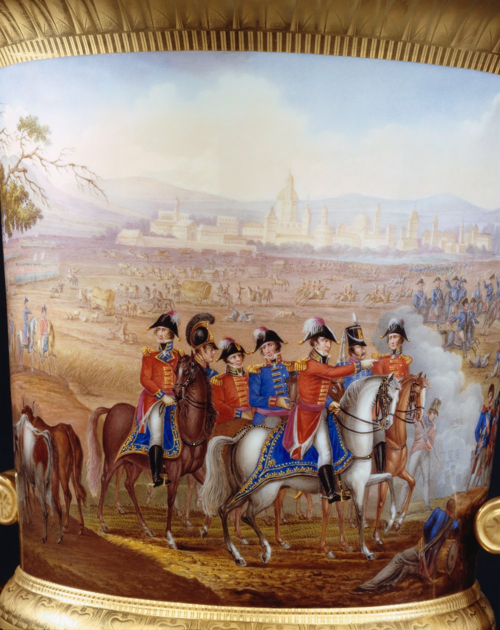Detail Wellingtona a jeho důstojníků z berlínské zlaté broušené štíhlé vázy campana a soklu služebního typu Wellington, malované s výjevem bitvy u Vittorie, 1817 od Frederick Christian Lewis