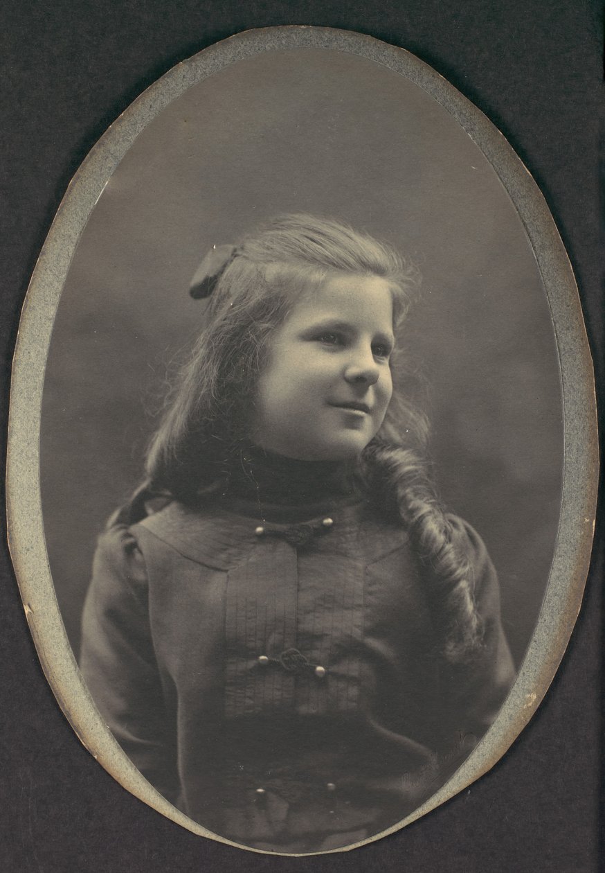 [Dívka s prsteny, poloviční délka], 90. léta 19. století. od Frederick Gutekunst
