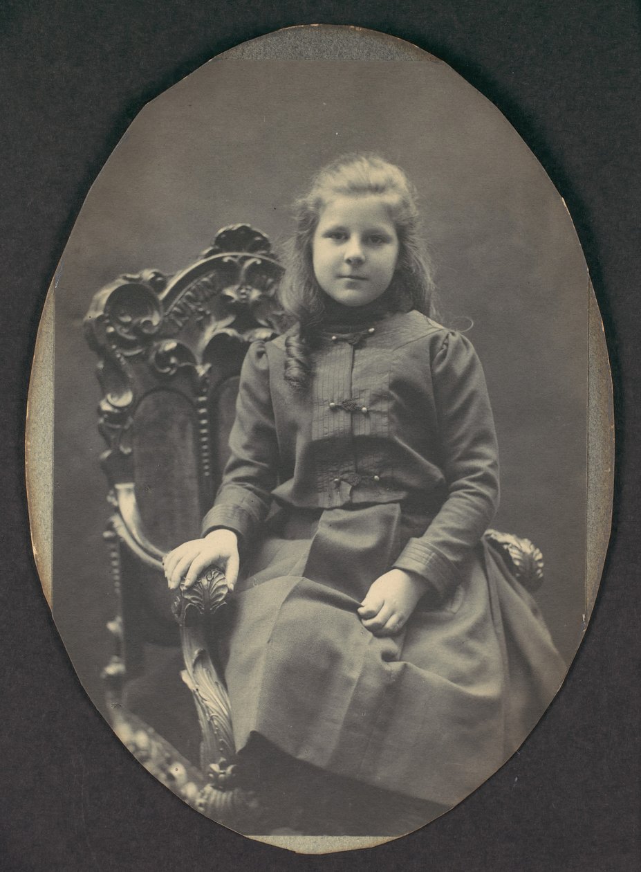 [Dívka s kroužky, vsedě, tříčtvrteční délka], 90. léta 19. století. od Frederick Gutekunst