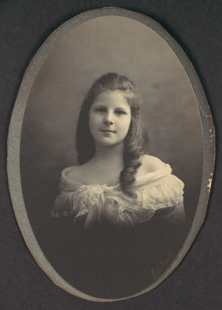 [Dívka s bílými šaty mimo rameno], 90. léta 19. století. od Frederick Gutekunst