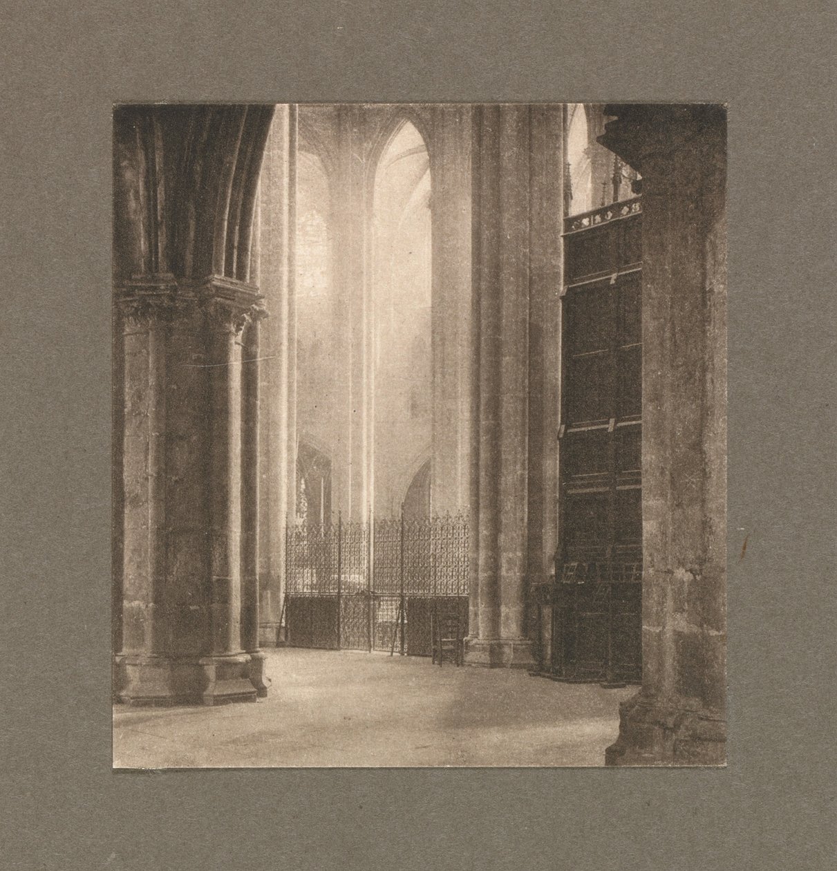 Kamera: Výška a světlo v katedrále Bourges, 1903. od Frederick Henry Evans