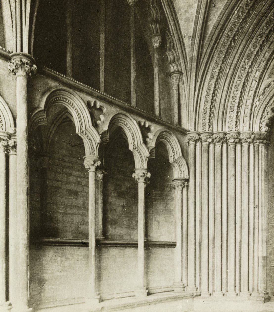 Elyská katedrála: Galilea, detaily od Frederick H. Evans