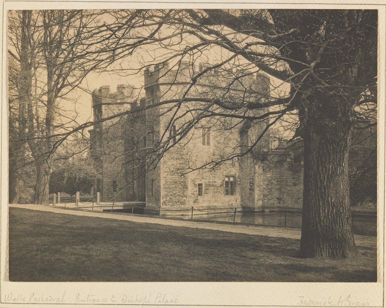 Vchod do biskupského paláce, katedrála ve Wells, kolem roku 1900 (platinový tisk) od Frederick Henry Evans