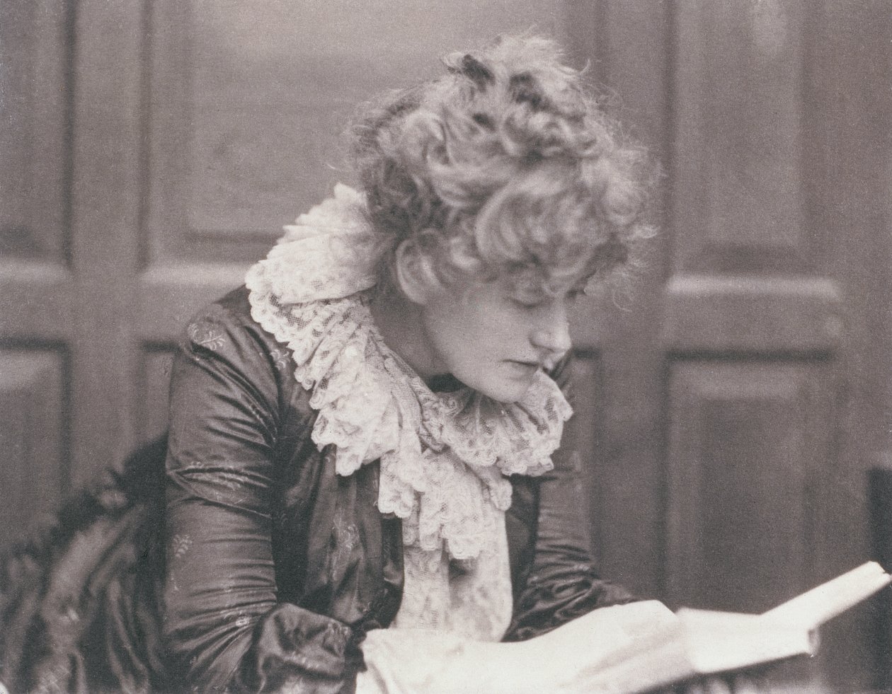 Portrétní fotografie Ellen Terry (1847-1928) při čtení, autor Frederick Hollyer (1837-1933) (sépiová fotografie) od Frederick Hollyer