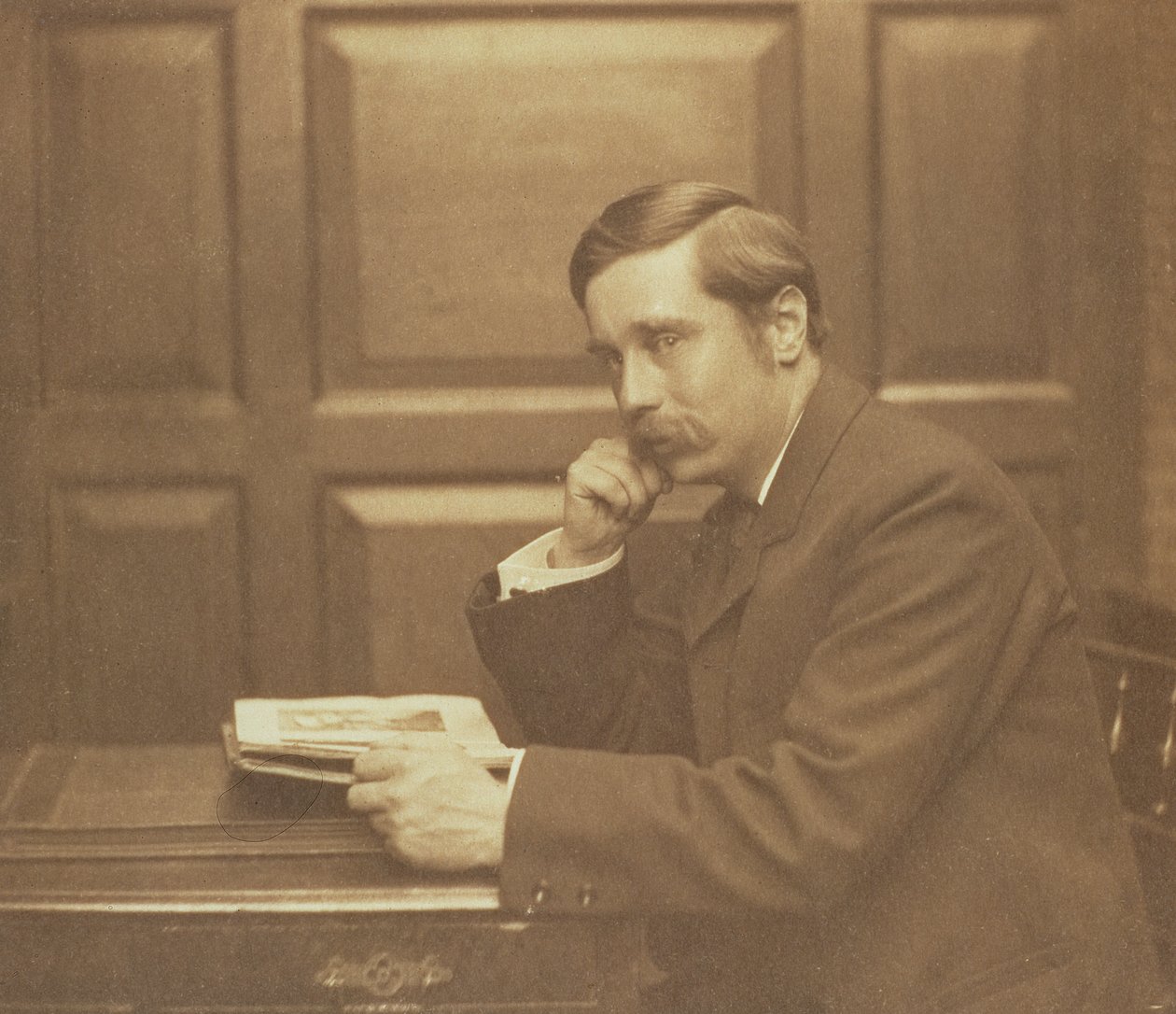 Portrétní fotografie Herberta George Wellse (1866-1946) od Fredericka Hollyera (1837-1933) 1903 (sépiová fotografie) od Frederick Hollyer