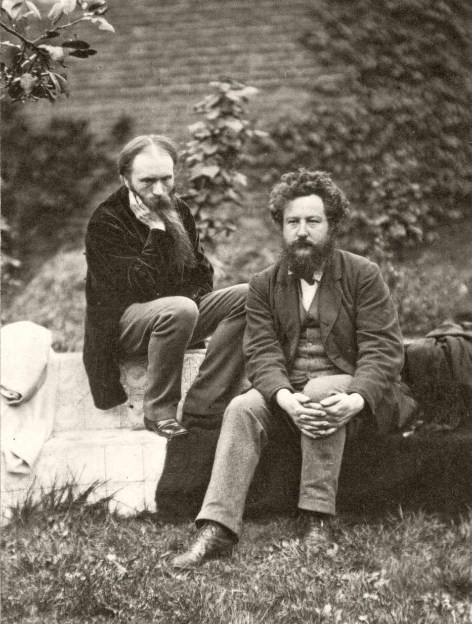 Portrétní fotografie sira Edwarda Burne-Jonese (1833-98) a Williama Morrise (1834-96) od Fredericka Hollyera (1837-1933) (sépiová fotografie) od Frederick Hollyer