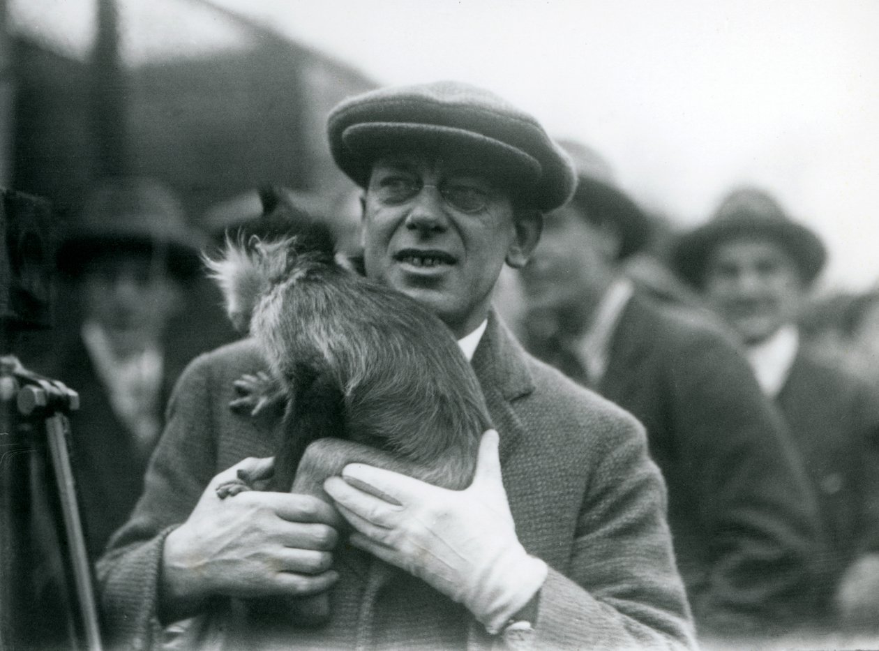 Mangabey černochocholatý, možná Piha, se svým psovodem, účastnící se vnějšího vysílání z londýnské zoo, 1925 od Frederick William Bond