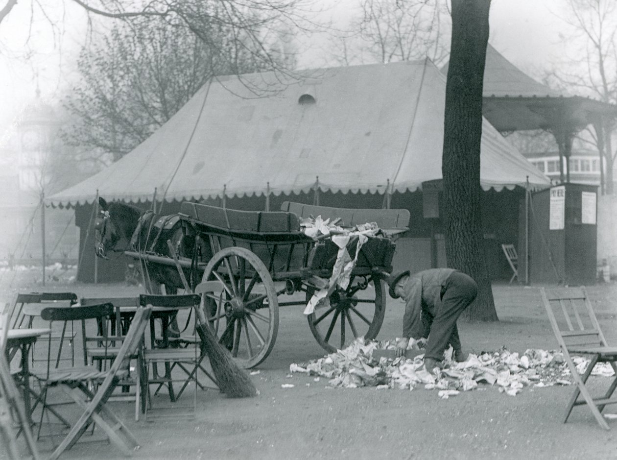 Úklid po svátku v londýnské zoo v roce 1924 od Frederick William Bond