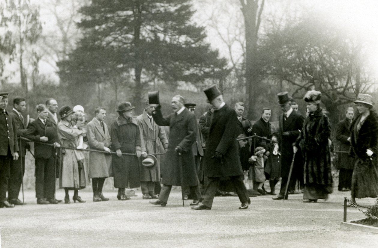 Král Jiří V., zvedající klobouk před davy v přední části svého doprovodu, během návštěvy londýnské zoo, aby oficiálně otevřel akvárium, duben 1924 od Frederick William Bond