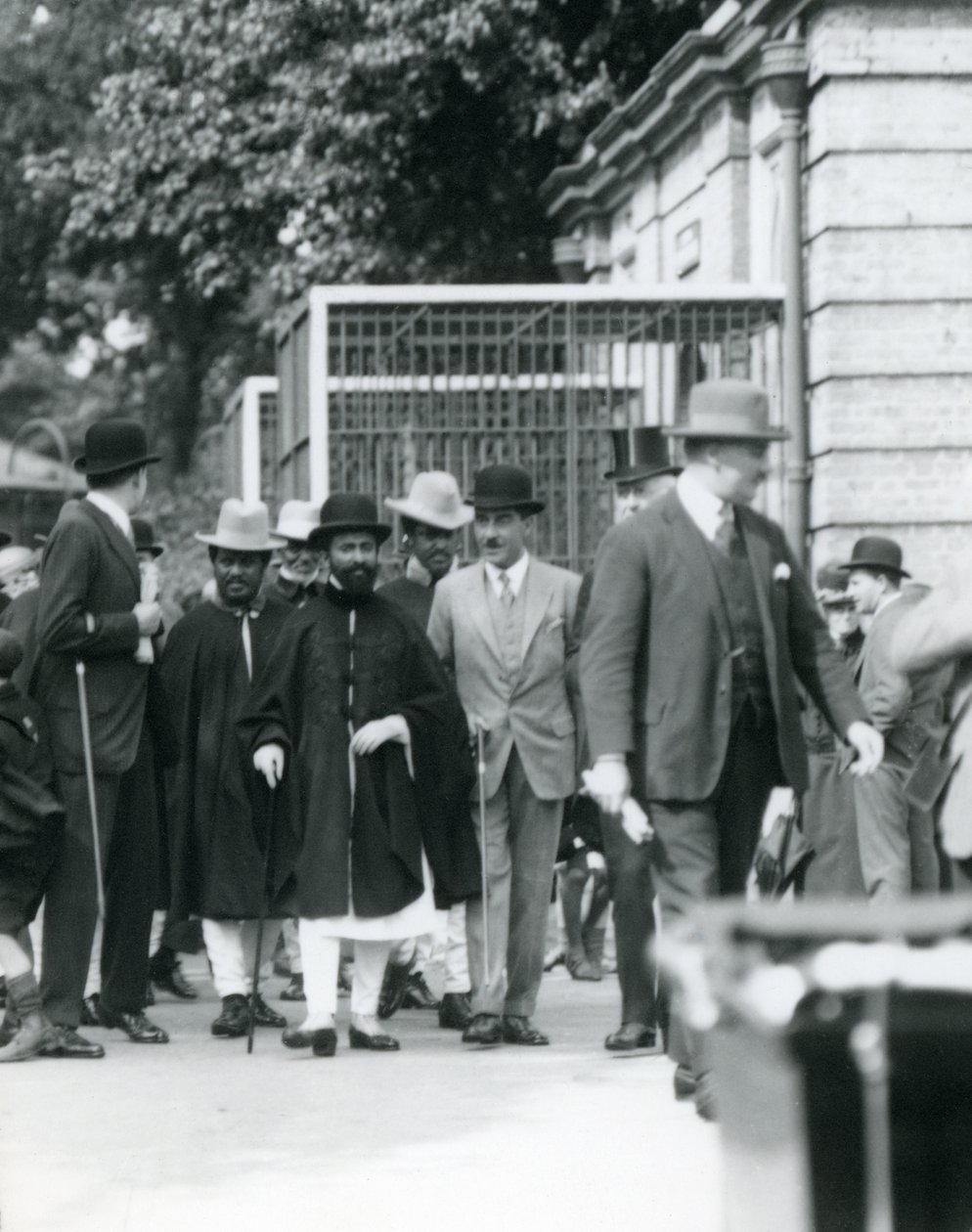 Sir Peter Chalmers Mitchell, s etiopským regentem Haile Selassiem a jeho doprovodem, Londýnská zoo, 1924 od Frederick William Bond