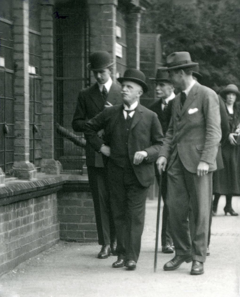 Italský král Victor Emmanuel III při návštěvě londýnské zoo v roce 1924 od Frederick William Bond