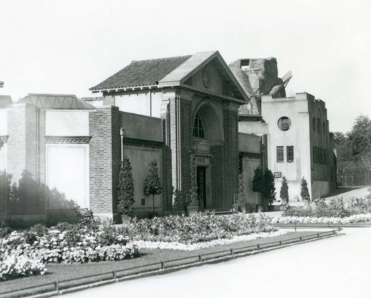 Reptile House v londýnské zoo v roce 1928 s formálními květinovými záhony podél cest ke vchodu (černobílá fotografie) od Frederick William Bond