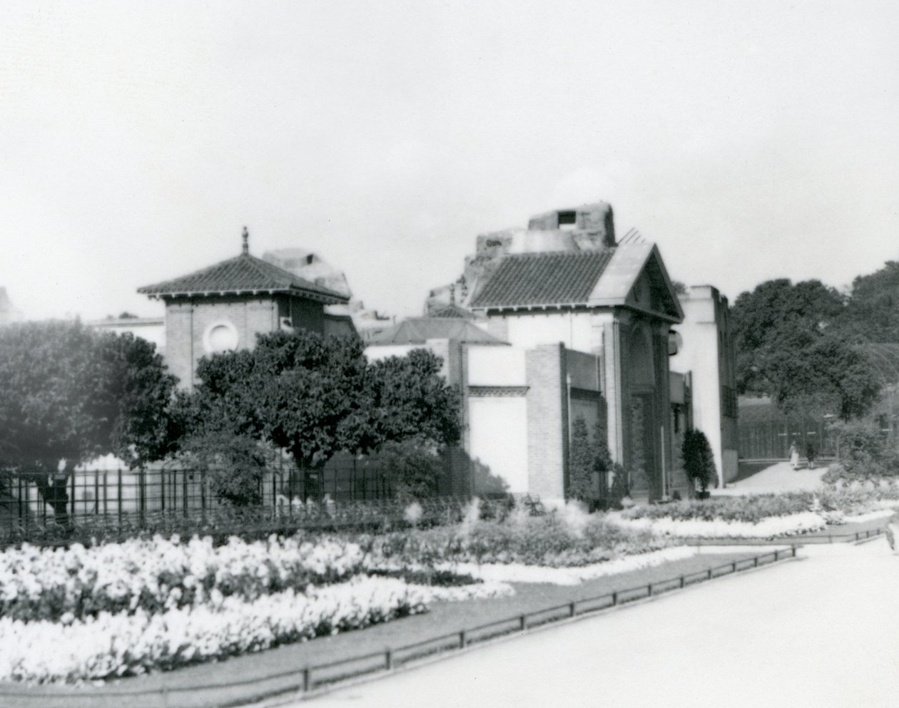 Reptile House v londýnské zoo v roce 1928 s formálními květinovými záhony podél cest ke vchodu do londýnské zoo od Frederick William Bond