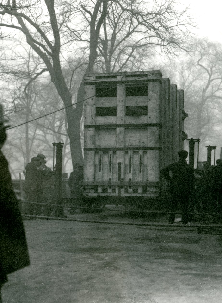Přeprava samice asijského slona Lukhi v dřevěné bedně, Londýnská zoo, 1923 od Frederick William Bond