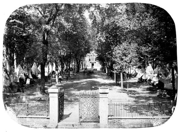 Camp Independence v Independence Hall, cca 1860 (černobílá fotografie) od Frederick de Bourg Richards