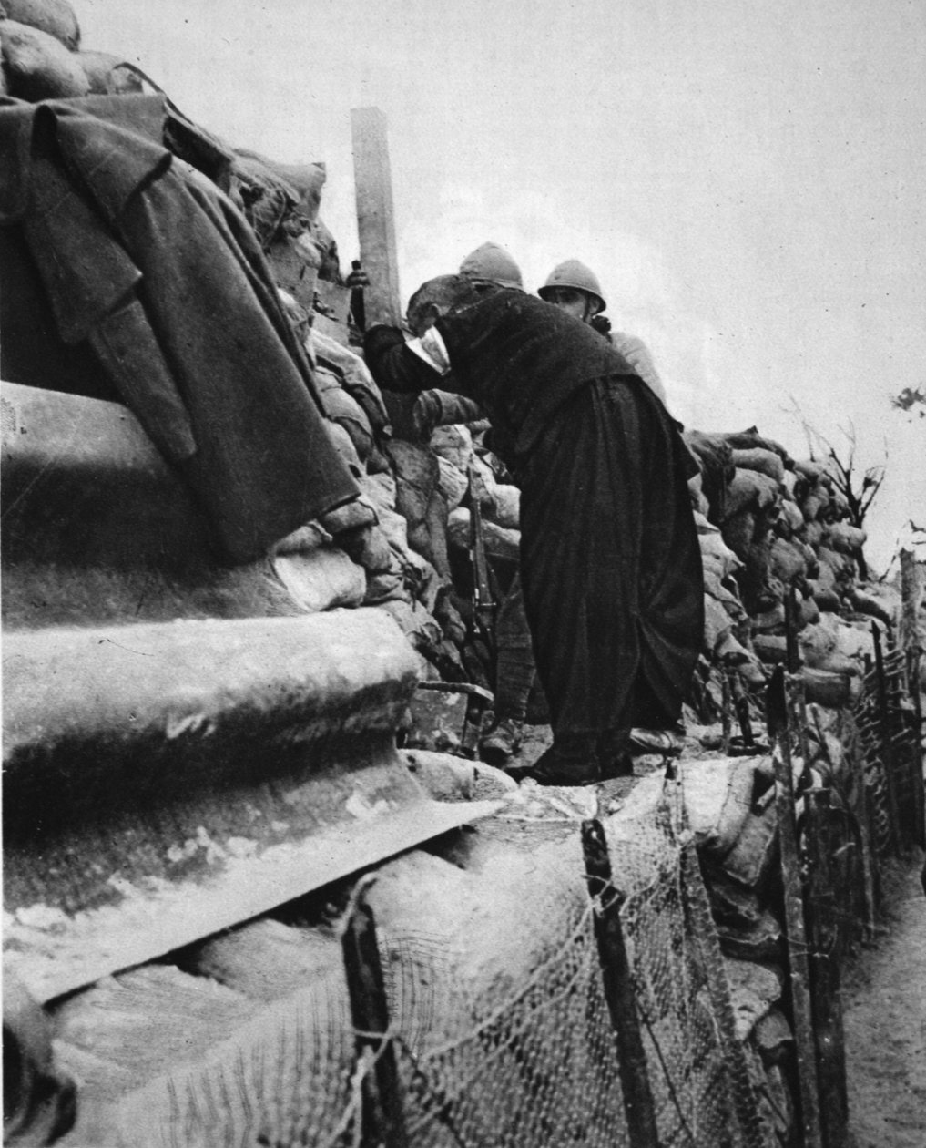Francouzský kněz v řádcích: lék nahlíží zákopovým periskopem, ilustrace z The Illustrated War News, 31. ledna 1917 od French Photographer
