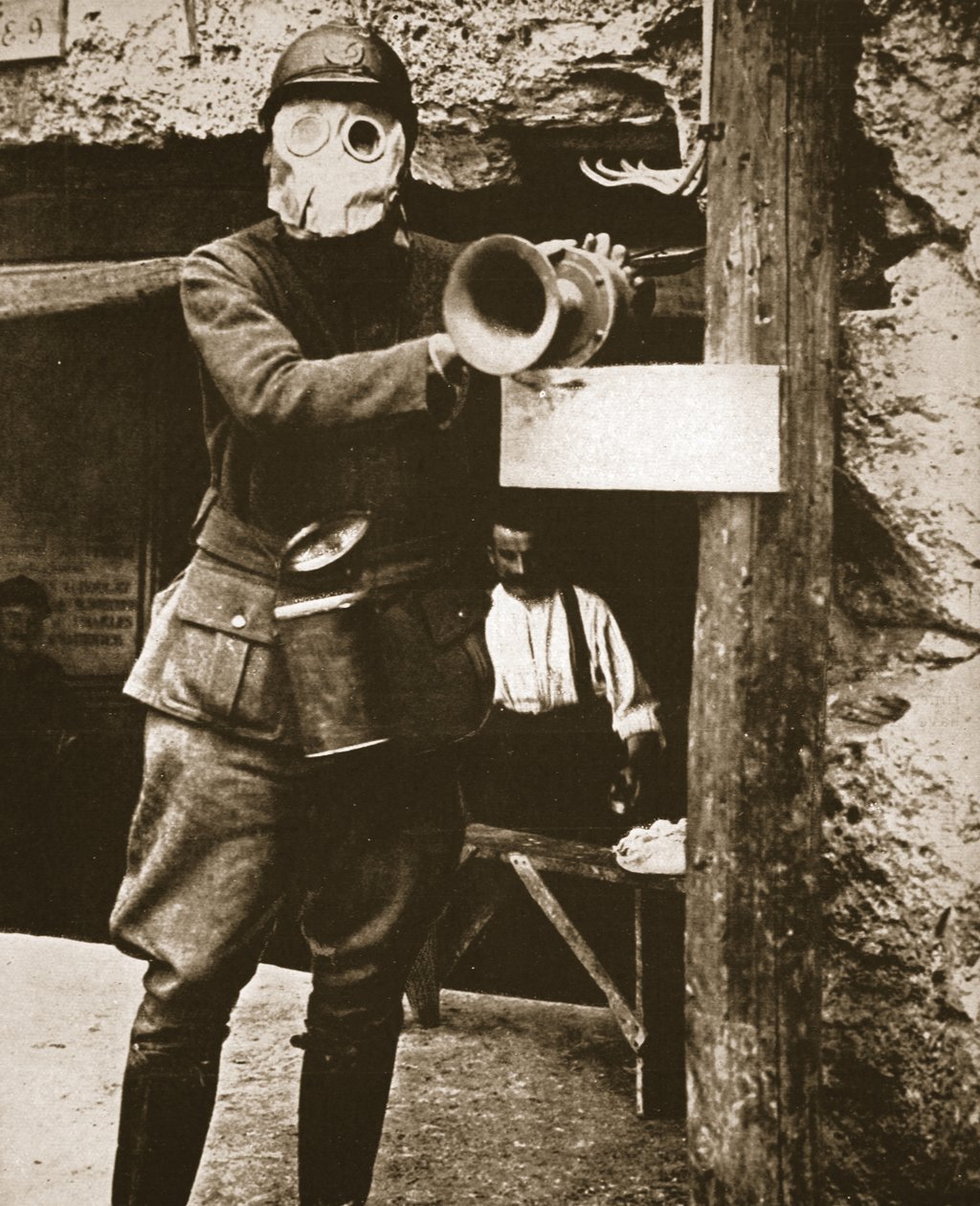 Klaxonův roh používaný k varování před německými plynovými útoky ve francouzském zákopu, ilustrace z The Illustrated War News, 24. ledna 1917 (sépiová fotografie) od French Photographer