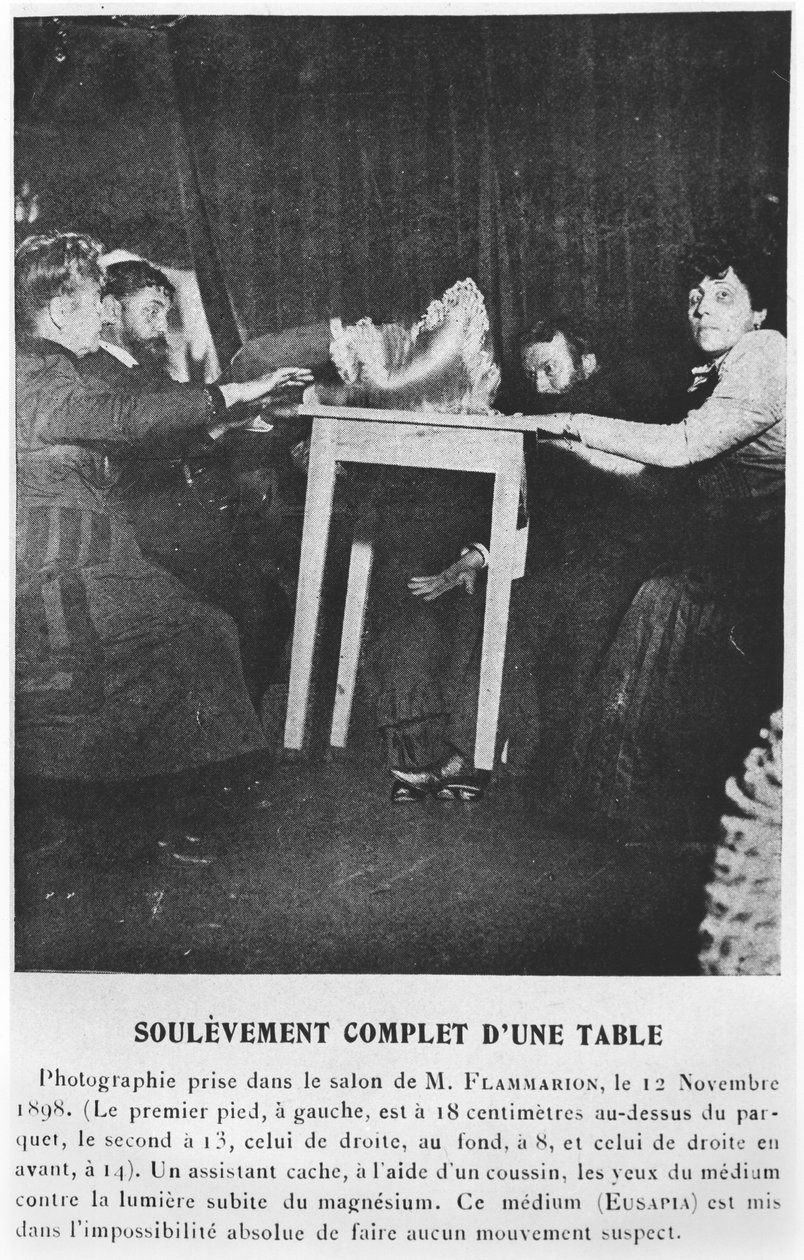 Stůl levitující během seance s Eusapia Palladino (1854-1918) 12. listopadu 1898 od French Photographer