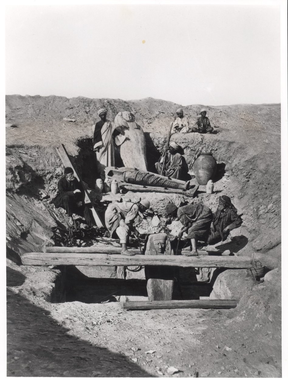 Výkop v Sakkáře, z knihy Auguste Mariette (1821-81) vydané v roce 1893 od French Photographer
