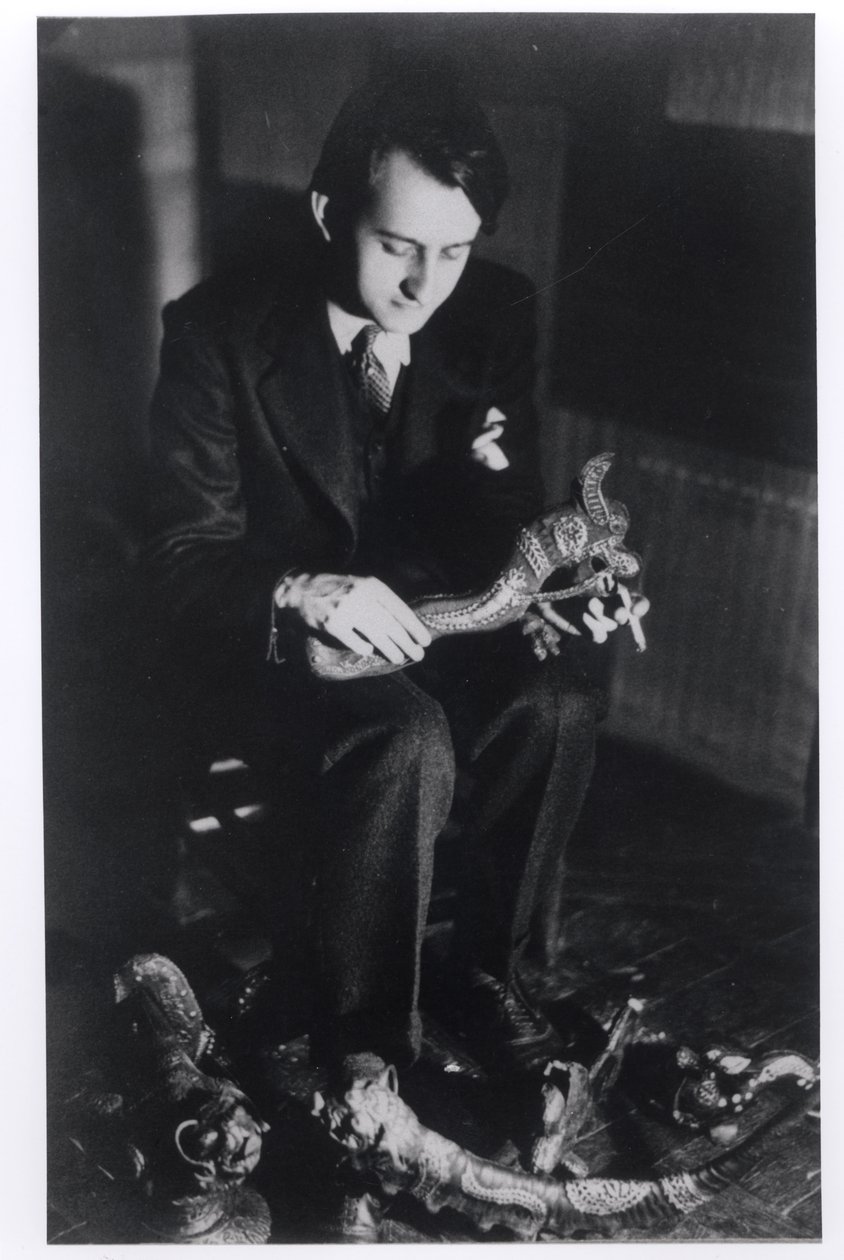 Andre Malraux (1901-76) v Rue du Bac, Paříž, kolem roku 1933 od French Photographer