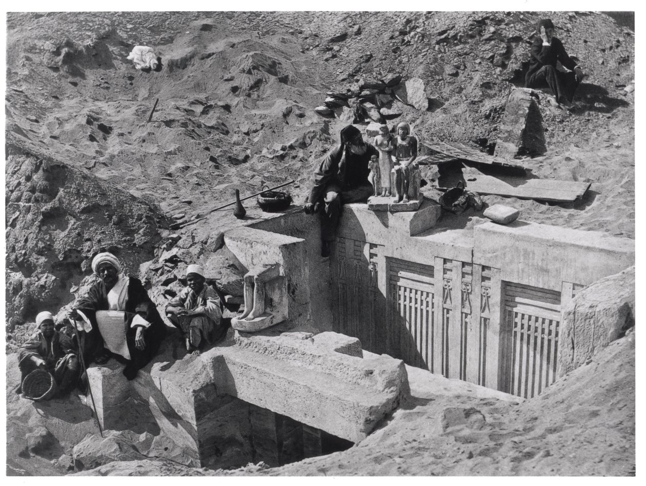 Auguste Mariette (1821-81) sedící na mastabě během vykopávek v Sakkáře, z Voyage dans la Haute Egypt, publikované v roce 1878 od French Photographer