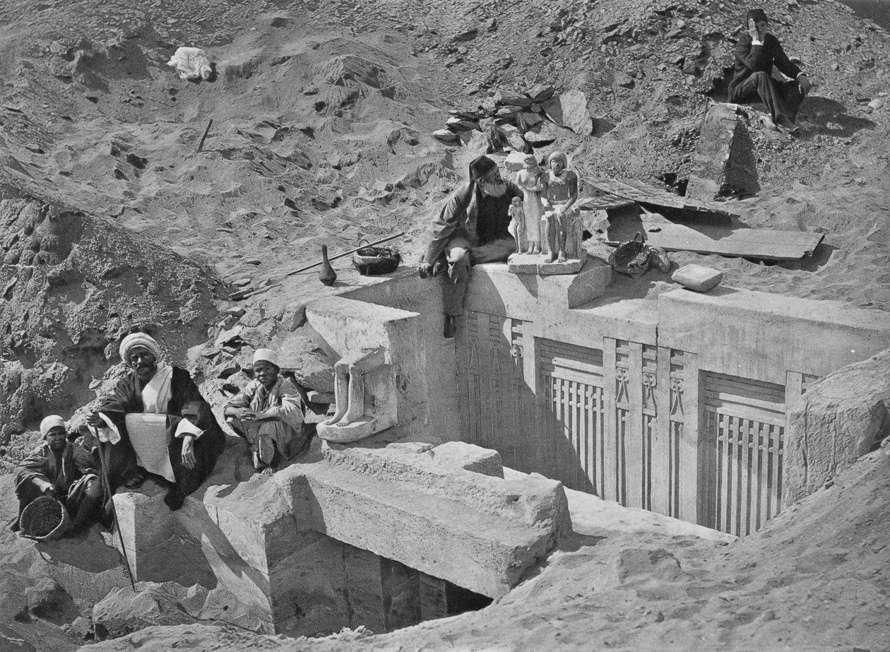 Auguste Mariette (1821-81) sedící na mastabě během vykopávek v Sakkáře, z knihy Voyahe dans la Haute Egypte, vydané v roce 1878. od French Photographer