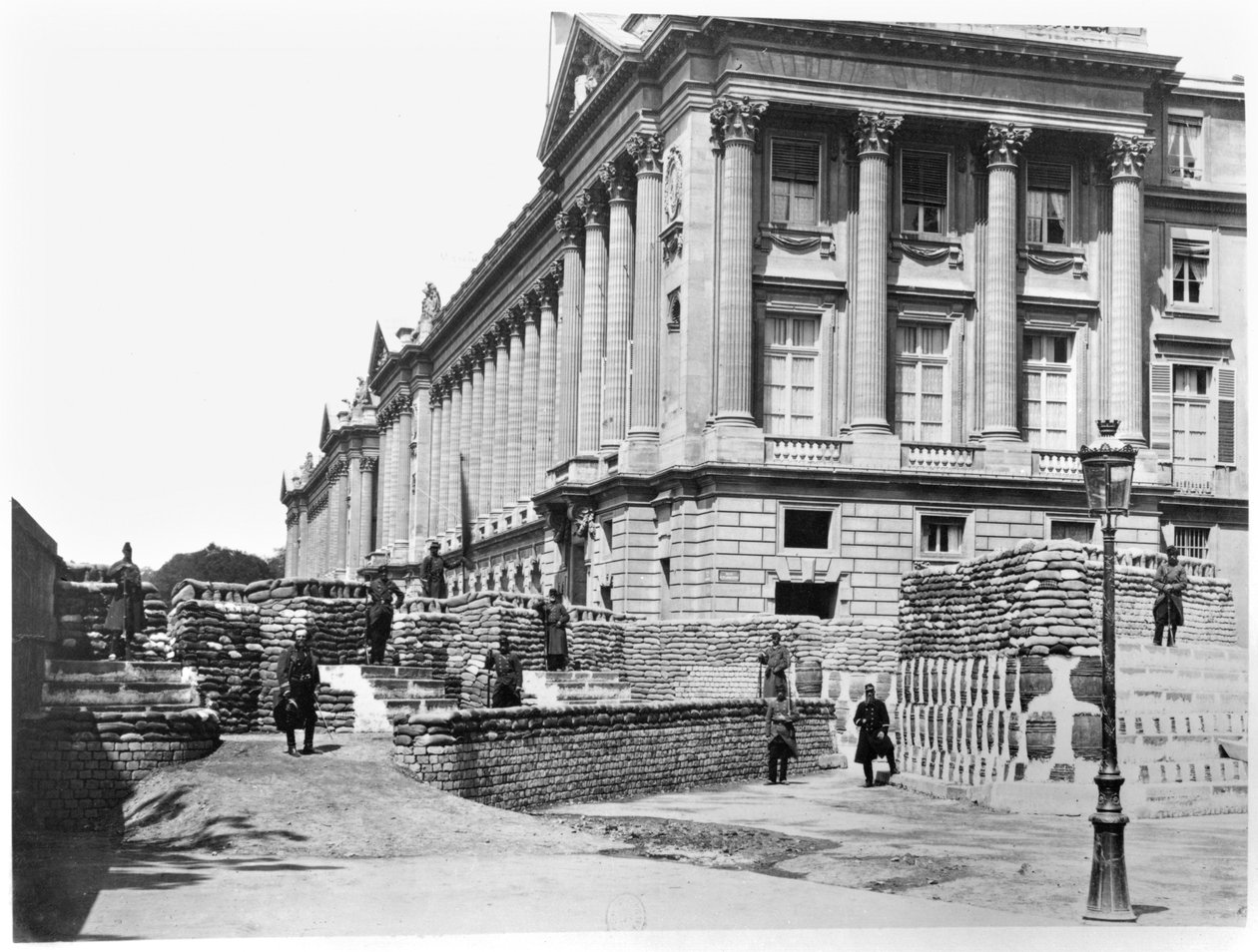Barikáda během komuny Paříž, na rohu Rue de Rivoli a Place de la Concorde, 1871 od French Photographer