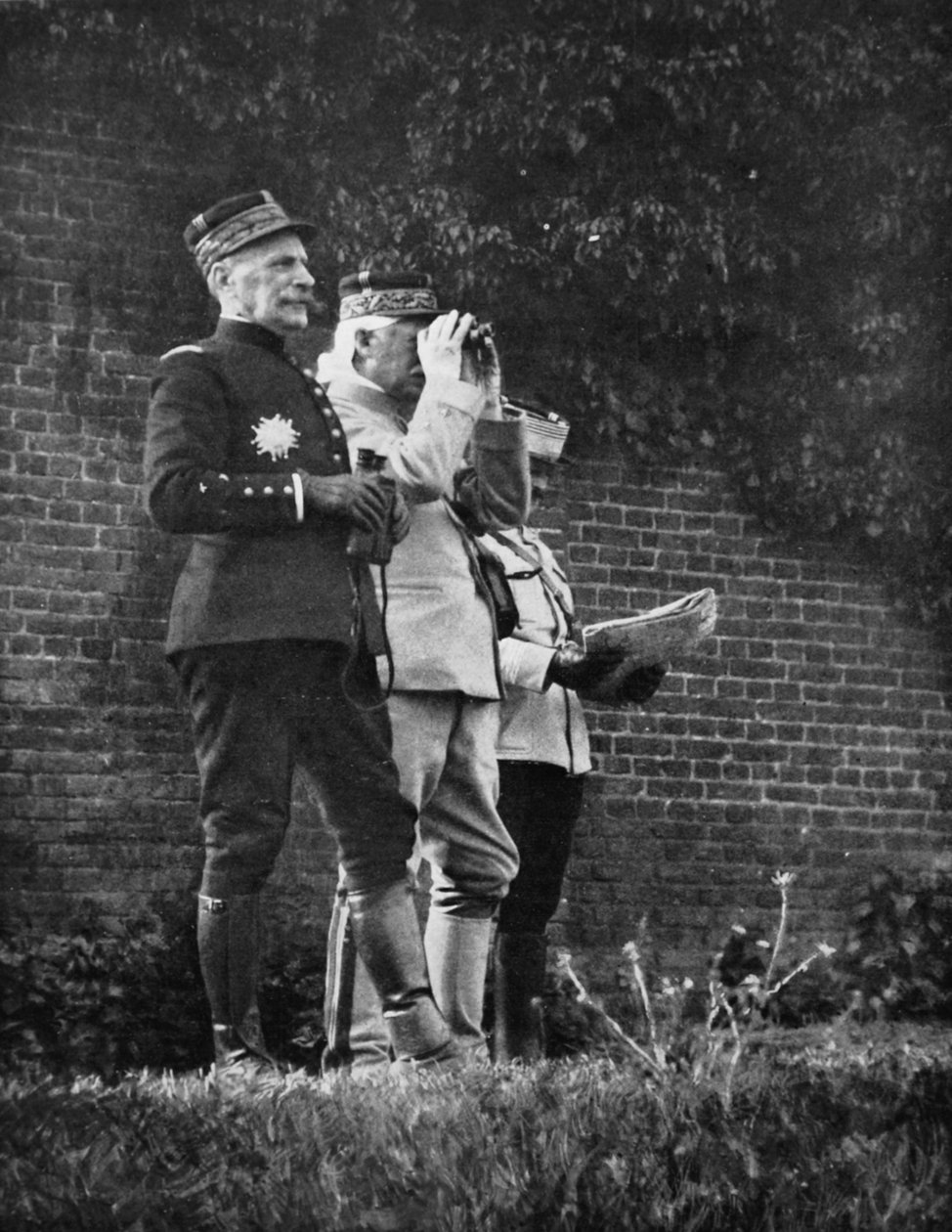 Battle Day - Generál Foch, velitel armádní sekce, sleduje jednu z fází ofenzivy v Severním Arrasu, 1915 od French Photographer