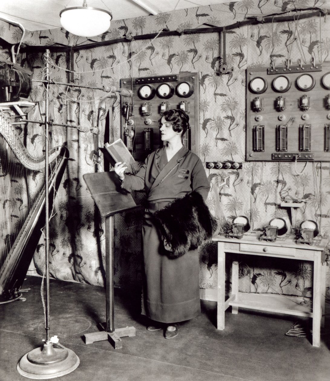 Beatrix Dussane v rozhlasovém nahrávacím studiu, kolem roku 1936 od French Photographer